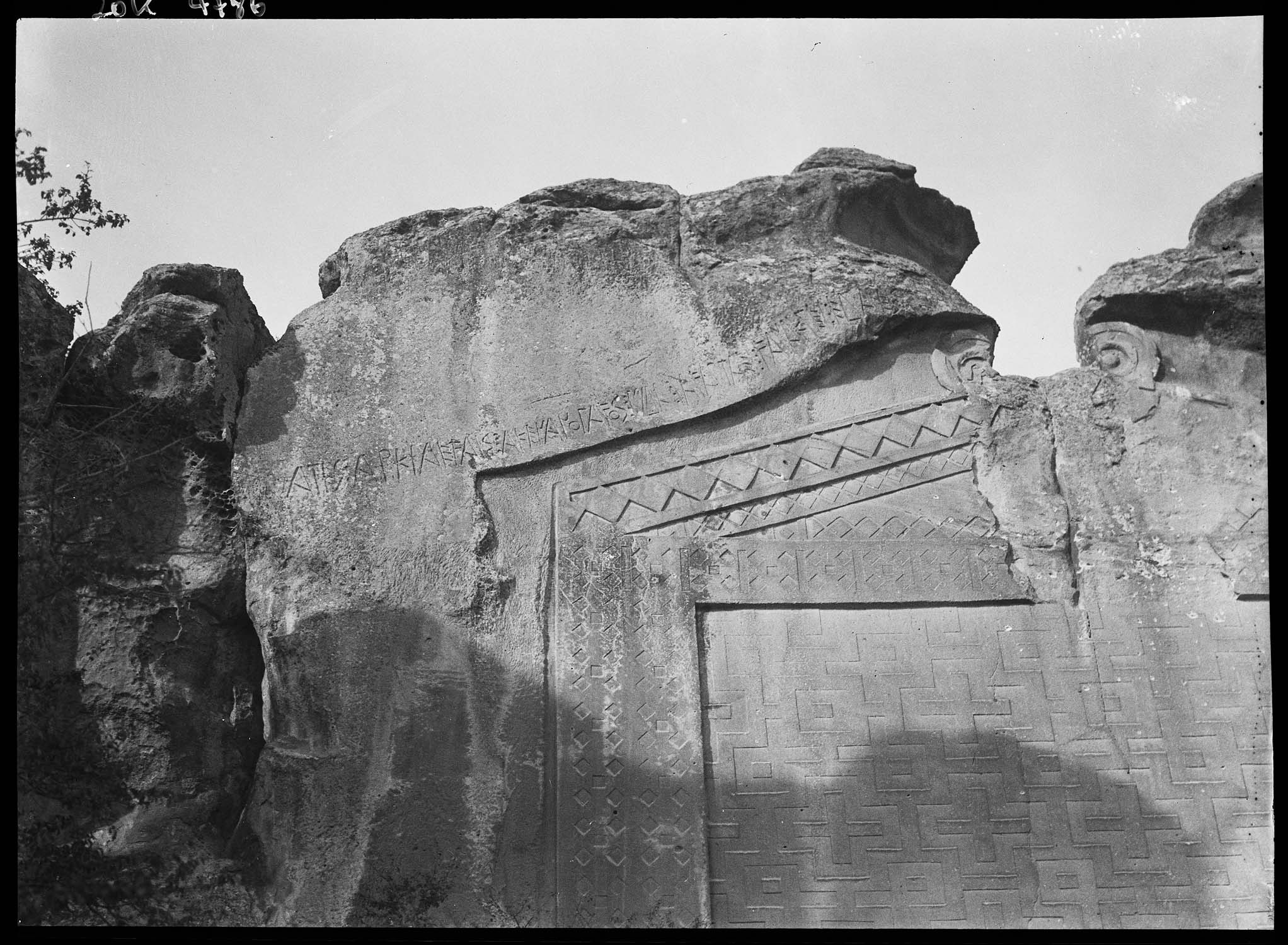 Détail de l'inscription du sommet du tombeau de Midas